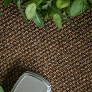 Gros plan sur fibres naturelles chocolat Tulum, structure régulière et relief élégant