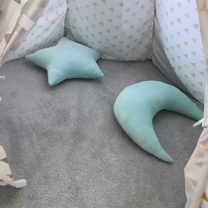 Moquette Gris souris Manège ambiance douce avec accessoires déco enfant