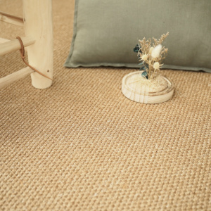 Revêtement sisal Tulum havane avec panier déco et bouquet champêtre