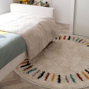 Tapis rond chambre d'enfant berbère Adel Beige et traits multicolore, accessoire déco inspiré des voyages et de l'évasion