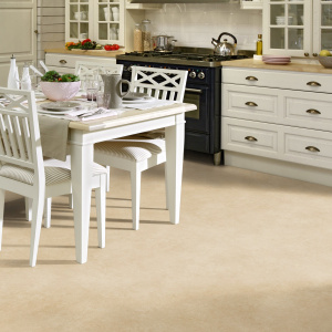 Sol PVC Best effet béton beige dans cuisine avec mobilier blanc facile à entretenir