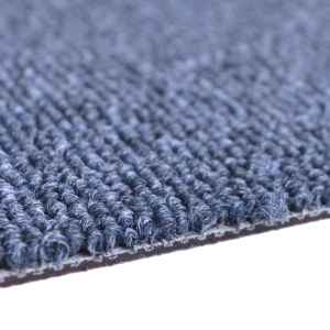 Revêtement de sol dalle moquette bleue avec structure textile et finition robuste