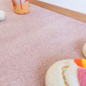 Moquette ultra douce Kawaii - Rose poudré apportant chaleur et confort à un espace de détente