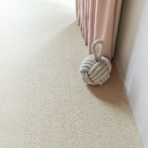 Revêtement laine bouclée Mallow Nude dans une chambre élégante avec textiles doux et naturels
