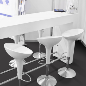 Moquette Stand Expo anthracite pour stand d’exposition avec comptoir et tabourets