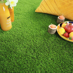 Pause gourmande avec fruits et coussin sur gazon Vitalité 30 mm, ambiance estivale énergisante