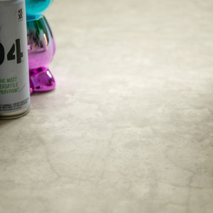 Tapis sur mesure vinyle béton vieilli blanc minéral, ambiance loft new-yorkais moderne