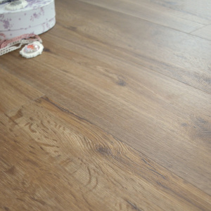 Lame vinyle rigide Performance Clic 5G Parquet Chêne Moyen, nuances bois et veinage équilibré