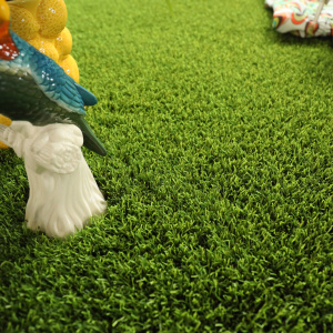 Gazon Séville - 50mm avec brins colorés, denses et doux, parfait pour terrasse