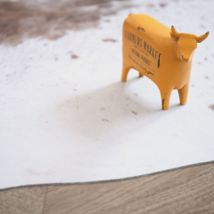 Tapis peau de bête imprimé HD - Imitation vache tachetée claire - Marron et blanc, détail de la surface avec objet décoratif