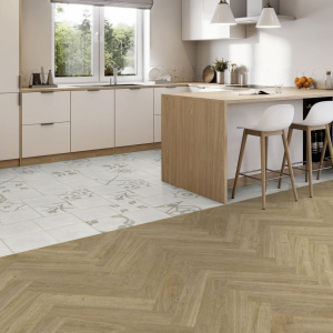 Dalle vinyle - Gerflor Senso Unik - Nomade associé à un sol effet bois dans une cuisine ouverte contemporaine