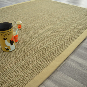 Tapis Bihar en jonc de mer fin chevron, ganse coton beige sur sol contemporain