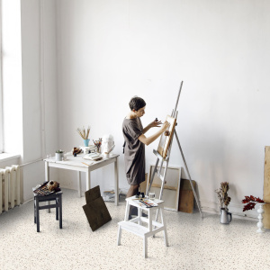 Dalle vinyle - Gerflor Senso Unik - Felizia ocre dans un atelier créatif lumineux à la décoration épurée