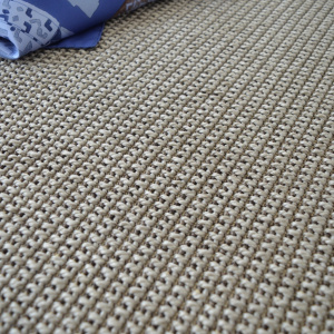 Moquette Lombok Silver en gros plan avec tissage épais et effet fibres naturelles