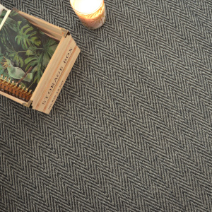 Revêtement sisal Maya Chevron Anthracite fibres naturelles avec traitement anti-taches