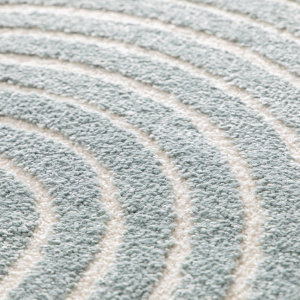 Zoom sur les reliefs du tapis Circle - Courbe gris bleuté et crème, effet graphique