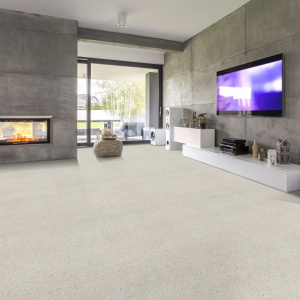 Sol PVC effet granit gris clair en séjour, surface résistante aux rayures et salissures
