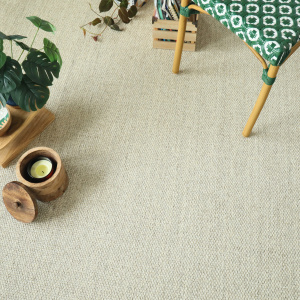 Vue d’ensemble d’un intérieur chaleureux décoré avec le tapis en fibres végétales sisal Tulum blanchi au sol