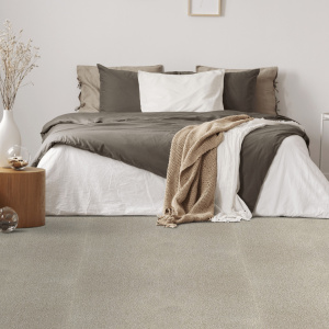 Moquette velours Feelings Balsan Beige Angora 620 dans chambre élégante avec ambiance feutrée