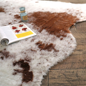 Tapis peau de bête - Imitation vache tachetée claire - Marron et blanc - tranche