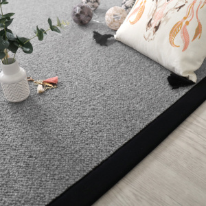 Tapis pure laine Latoon gris foncé - Ganse coton noir - chambre