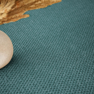 Moquette en sisal Tulum turquoise avec vase design en céramique et bouquet de fleurs séchées
