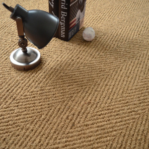 Tapis sur mesure Coco Paravan Chevron – tissage naturel en fibres de coco avec mise en scène déco