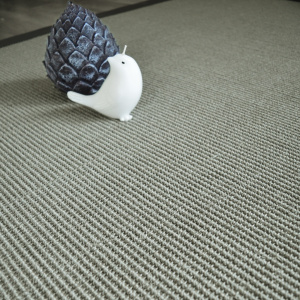 Tapis sisal Yucatan gris acier ganse coton anthracite - Vue de près