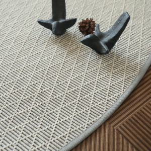 Tapis rond intérieur et extérieur Timika blanc craie galon gris - gros plan