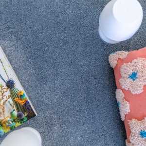 Moquette ultra douce Kawaii Bleu doux avec livre ouvert et lampe décorative dans une ambiance apaisante