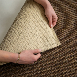 Moquette sisal Tulum fibre naturelle chocolat avec envers adapté à un usage quotidien