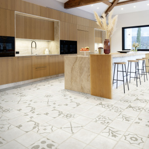 Dalle vinyle - Gerflor Senso Unik - Nomade dans une cuisine contemporaine avec poutres apparentes et mobilier en bois