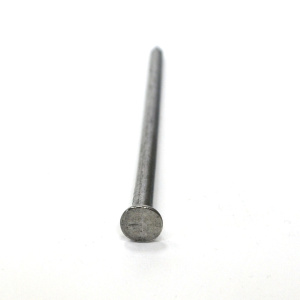 Vue de la tête de la pointe droite vendue boîte de 5 kg (environ 190 clous) pour gazon synthétique