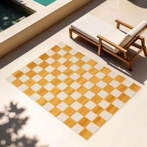 Tapis Marius jaune moutarde et écru, posé sur terrasse moderne près de la piscine