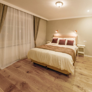 Revêtement parquet contrecollé vernis mat click à plat chêne naturel dans chambre