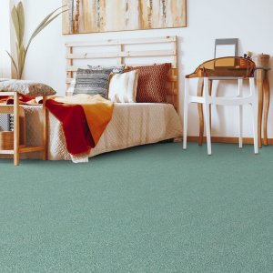 Moquette Feelings Balsan Vert Jade 210 au sol dans pièce de vie conviviale et lumineuse