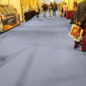 Moquette Stand Expo gris posée dans une allée de salon professionnel