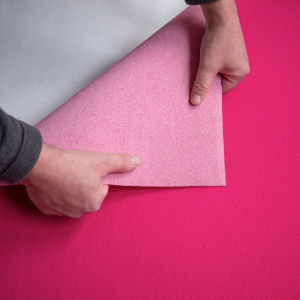 Moquette stand Event Rose Fushia filmée avec envers visible retourné pour salons et allées de passage