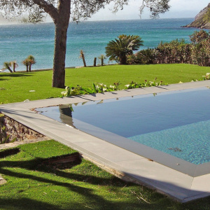 Gazon synthétique Saint-Tropez 50 mm, confort et esthétisme autour d’une piscine avec vue mer