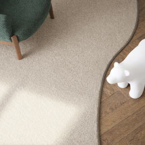 Courbes naturelles du tapis Pulse argile beige de forme organique dans salon contemporain