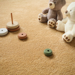 Tapis sur mesure Select camel moquette épaisse avec jouets décoratifs