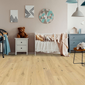 Parquet contrecollé chêne brut vernis mat dans chambre avec lits et mobilier