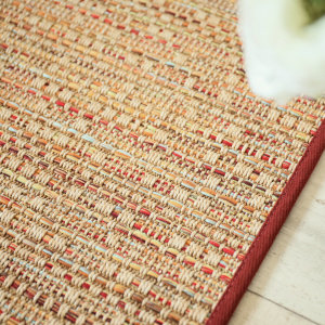 Tapis extérieur et intérieur tissé plat Bornéo multicolor finition bordeaux - vue de près
