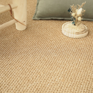 Tapis Sisal Tulum havane - Galon polypropylène ardoise avec coussin vert sauge, dans une ambiance naturelle