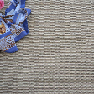 Revêtement de sol tissé plat Lombok Silver avec texture résistante et rendu élégant