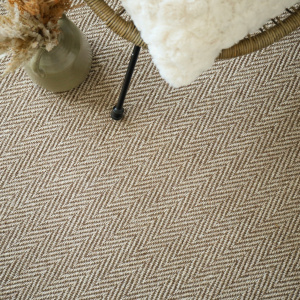 Moquette sisal Maya Chevron Beige relief graphique et finition élégante