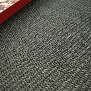 Détail des fibres naturelles du tapis en sisal Quintana couleur anthracite