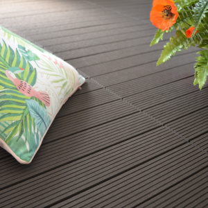 Détail des rainures d'une dalle de terrasse composite brun foncé