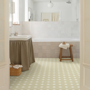 Sol vinyle District NY Lexington Bloom beige, aspect carreaux de ciment dans une salle de bain élégante