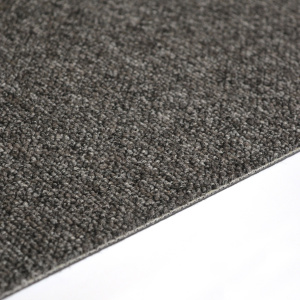 Zoom sur la bordure d’une dalle moquette U3P3 - Gris carbone